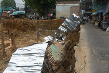 Sập tường rào một công trình đang thi công