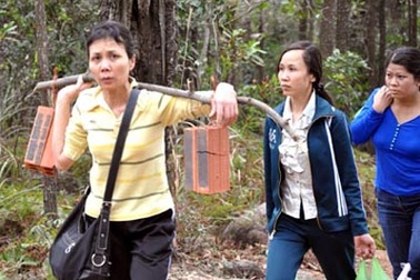 Rủ nhau “cõng” gạch cung tiến xây chùa