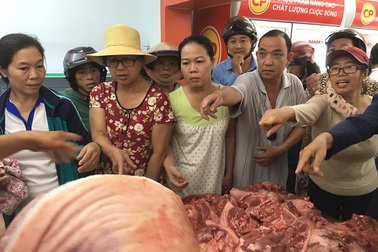 Tờ mờ sáng, người Sài Gòn đi mua thịt cứu người chăn nuôi heo