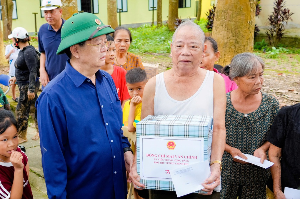 Dùng trực thăng chuyển lương thực đến nơi bị cô lập, không để ai thiếu ăn - 3 Dùng trực thăng chuyển lương thực đến nơi bị cô lập, không để ai thiếu ăn - 3