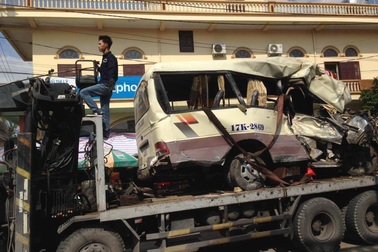 Xe chở khách đi lễ lao vào vách núi, 2 người chết, 27 người bị thương