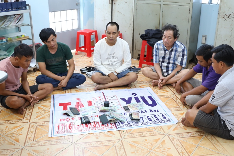 Vào đám tang nhà người khác để tổ chức sòng bạc - 1 Vào đám tang nhà người khác để tổ chức sòng bạc - 1