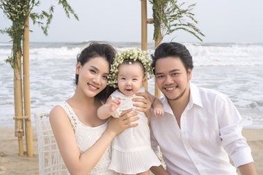 Tiểu công chúa nhà Trang Nhung cười tít trước biển cùng ba mẹ