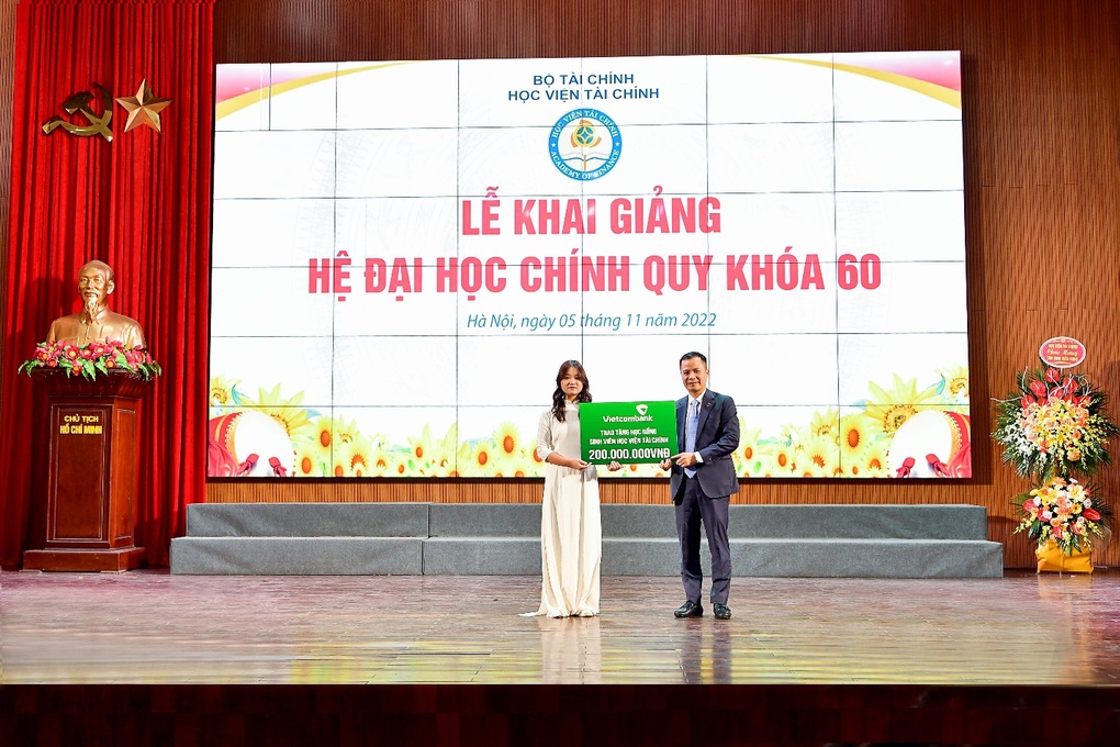 Vietcombank trao học bổng trị giá 200 triệu đồng cho sinh viên Học viện tài chính - 3 Vietcombank trao học bổng trị giá 200 triệu đồng cho sinh viên Học viện tài chính - 3
