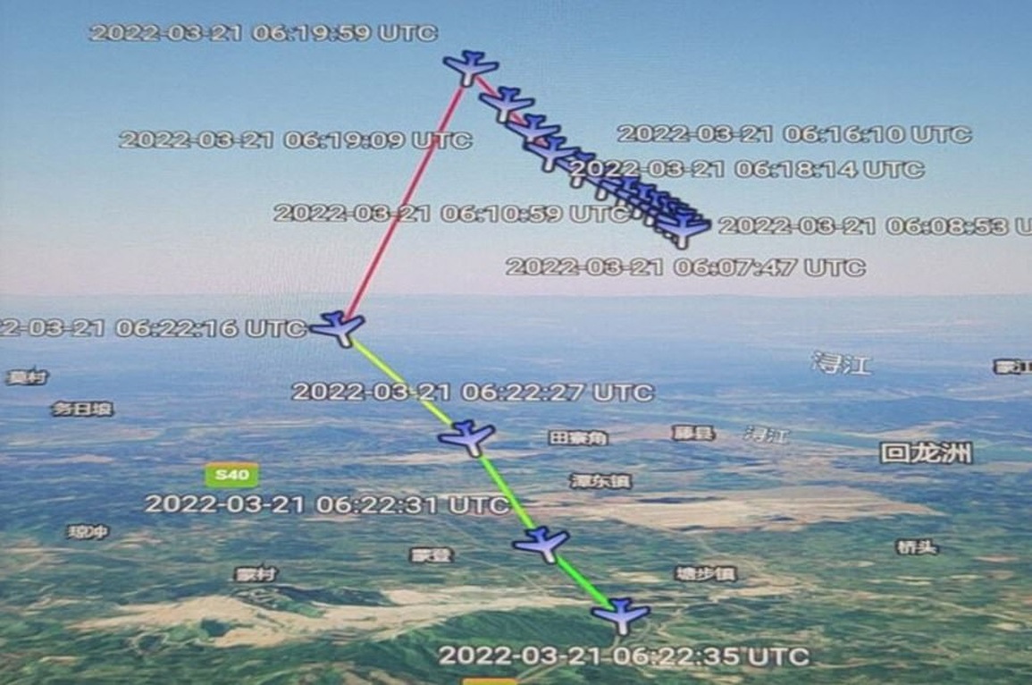 Khoảnh khắc máy bay Trung Quốc chở 132 người lao xuống núi - 2 Khoảnh khắc máy bay Trung Quốc chở 132 người lao xuống núi - 2