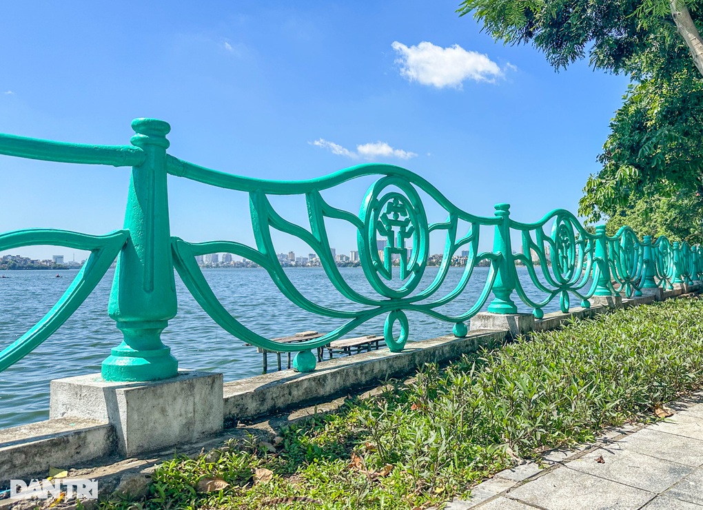 Hà Nội lắp đặt lại các quả cầu gang trên lan can quanh hồ Tây bị mất trộm - 3 Hà Nội lắp đặt lại các quả cầu gang trên lan can quanh hồ Tây bị mất trộm - 3