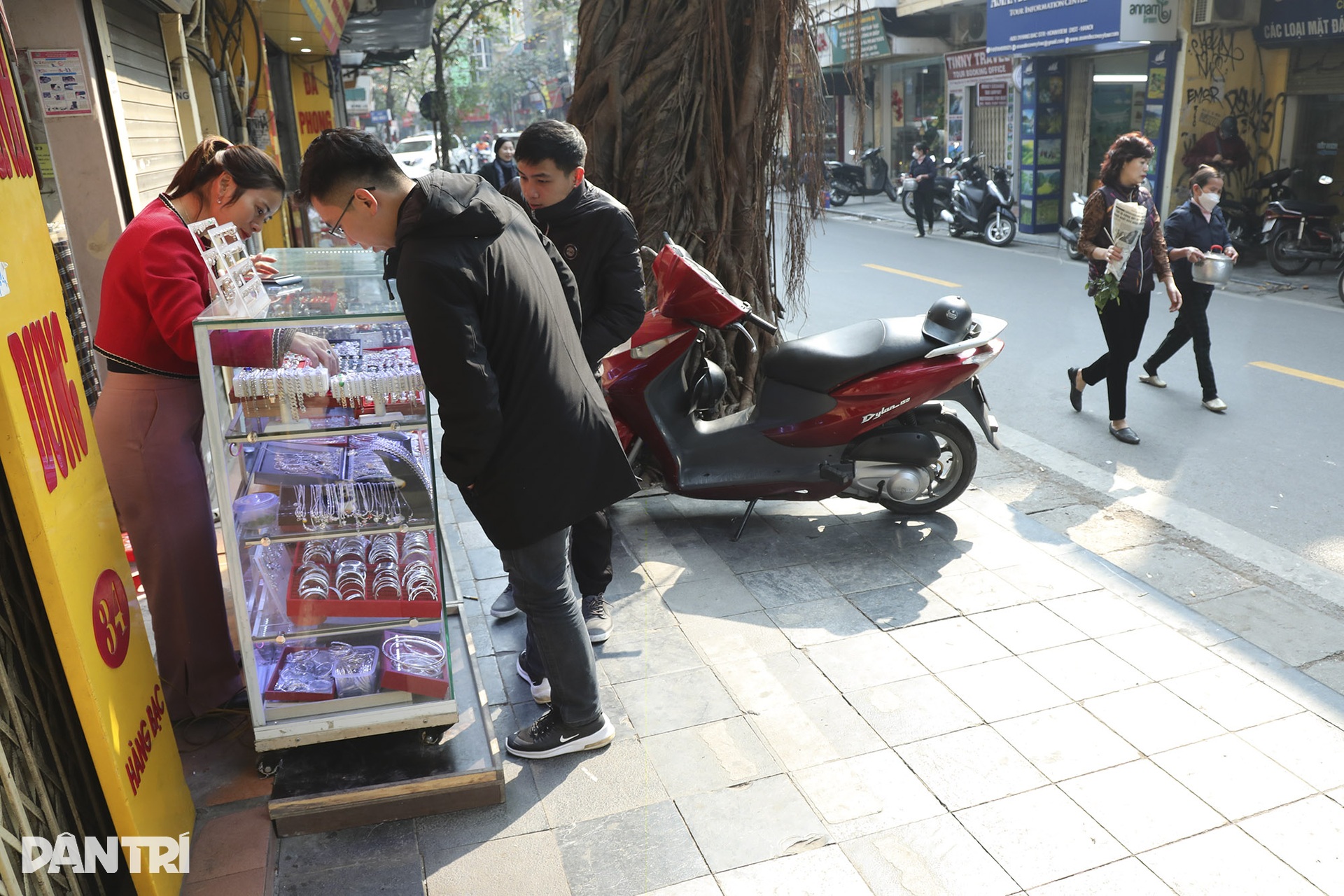 Hà Nội bình yên dưới nắng vàng rực rỡ ngày 30 Tết - 4 Hà Nội bình yên dưới nắng vàng rực rỡ ngày 30 Tết - 4