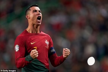 Ronaldo đi vào lịch sử sau chiến thắng đậm của Bồ Đào Nha