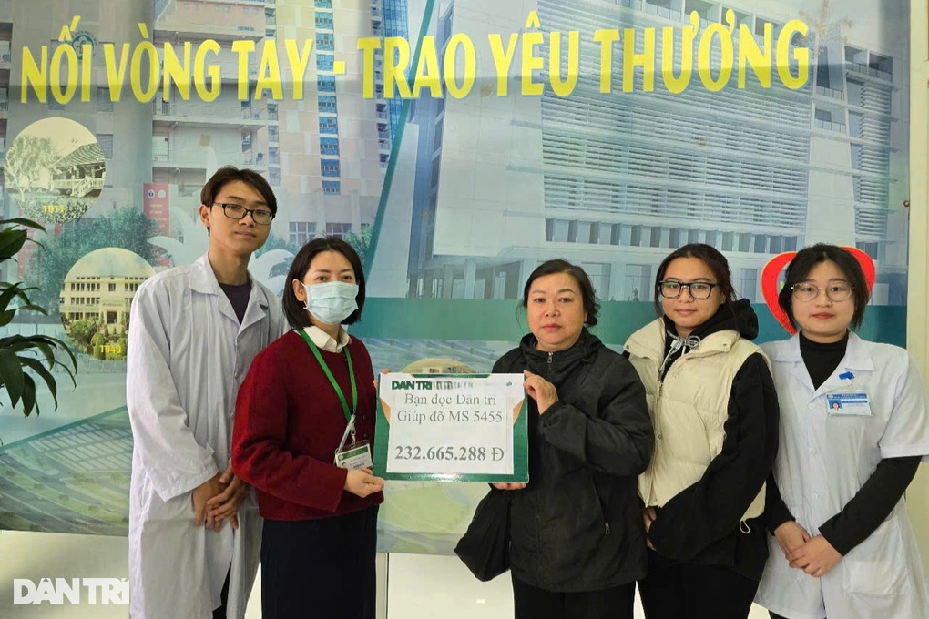 Trao hơn 232 triệu đồng đến người mẹ khánh kiệt vì cứu con - 1