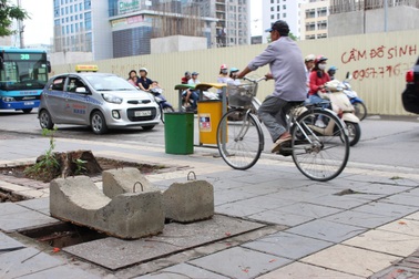 Ẩn họa “hố tử thần” chờ "nuốt" người trên đường phố Hà Nội