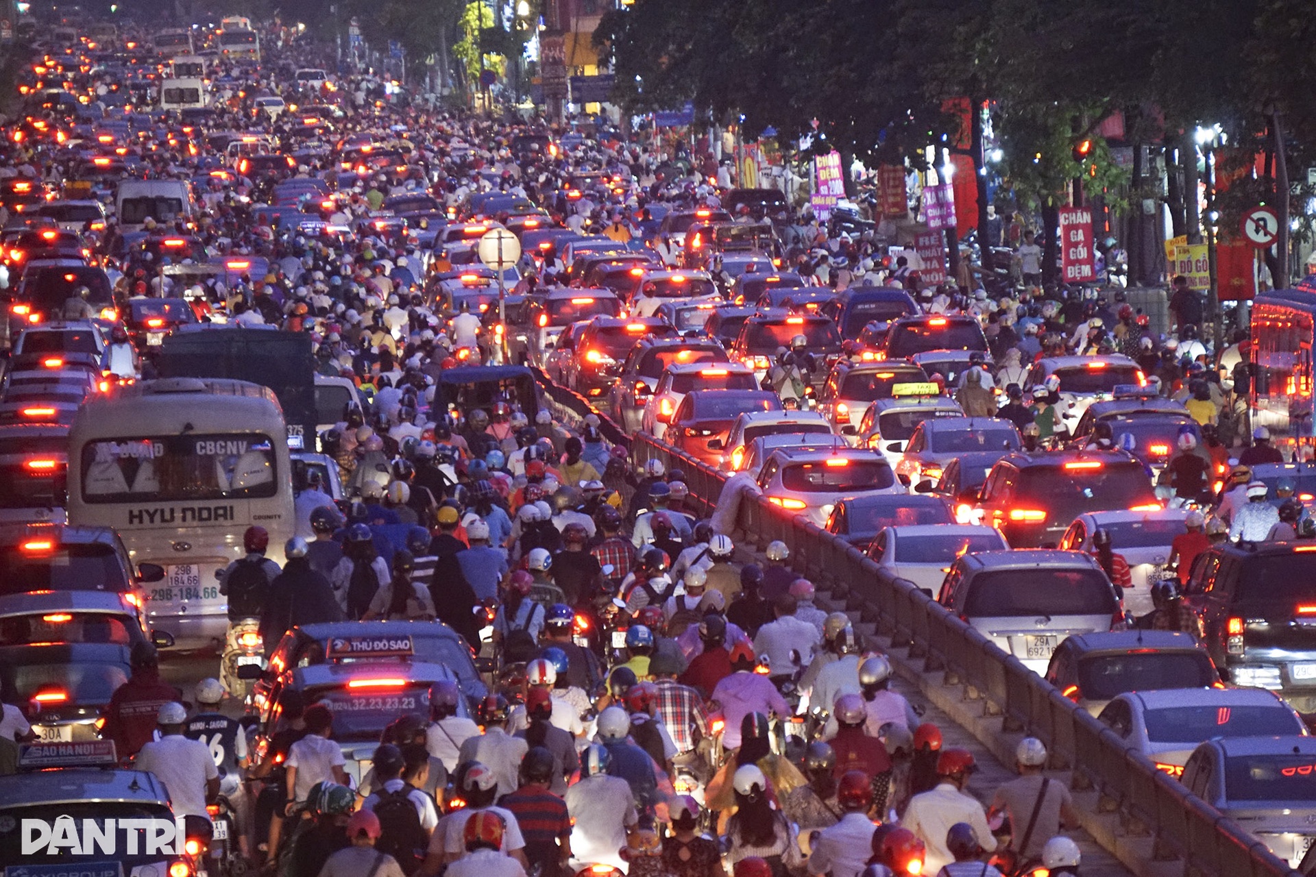 Những hình ảnh cho thấy trung tâm Hà Nội đang ngày càng chật chội - 8 Những hình ảnh cho thấy trung tâm Hà Nội đang ngày càng chật chội - 8