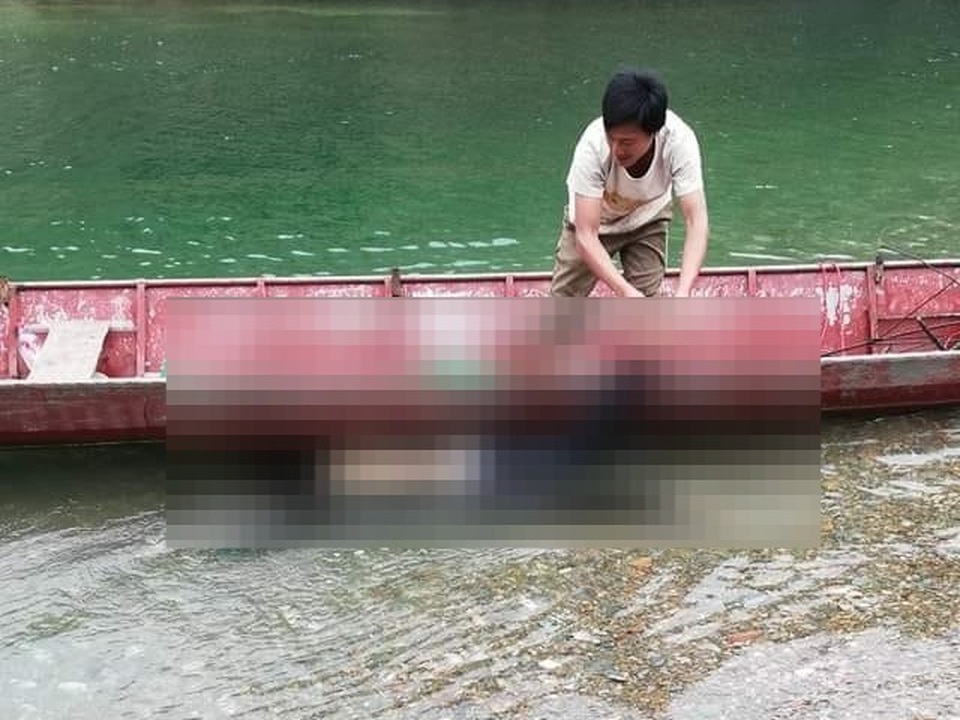 Trèo lên lan can cầu chơi, nam thanh niên trượt chân rơi xuống sông tử vong - 2 Trèo lên lan can cầu chơi, nam thanh niên trượt chân rơi xuống sông tử vong - 2