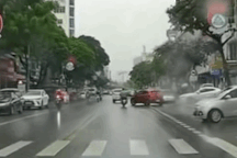 Ô tô quay đầu bất cẩn, đâm ngã xe máy rồi bỏ đi gây phẫn nộ