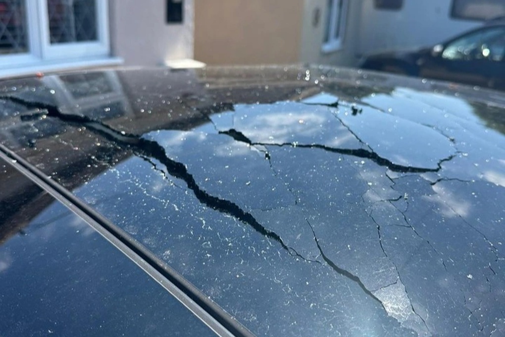 Ô tô bỗng dưng vỡ tung cửa nóc, hàng loạt chủ xe kiện Mercedes - 1 Ô tô bỗng dưng vỡ tung cửa nóc, hàng loạt chủ xe kiện Mercedes - 1