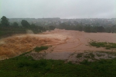 Người dân mắc kẹt, tử vong trên cây vì lũ quét