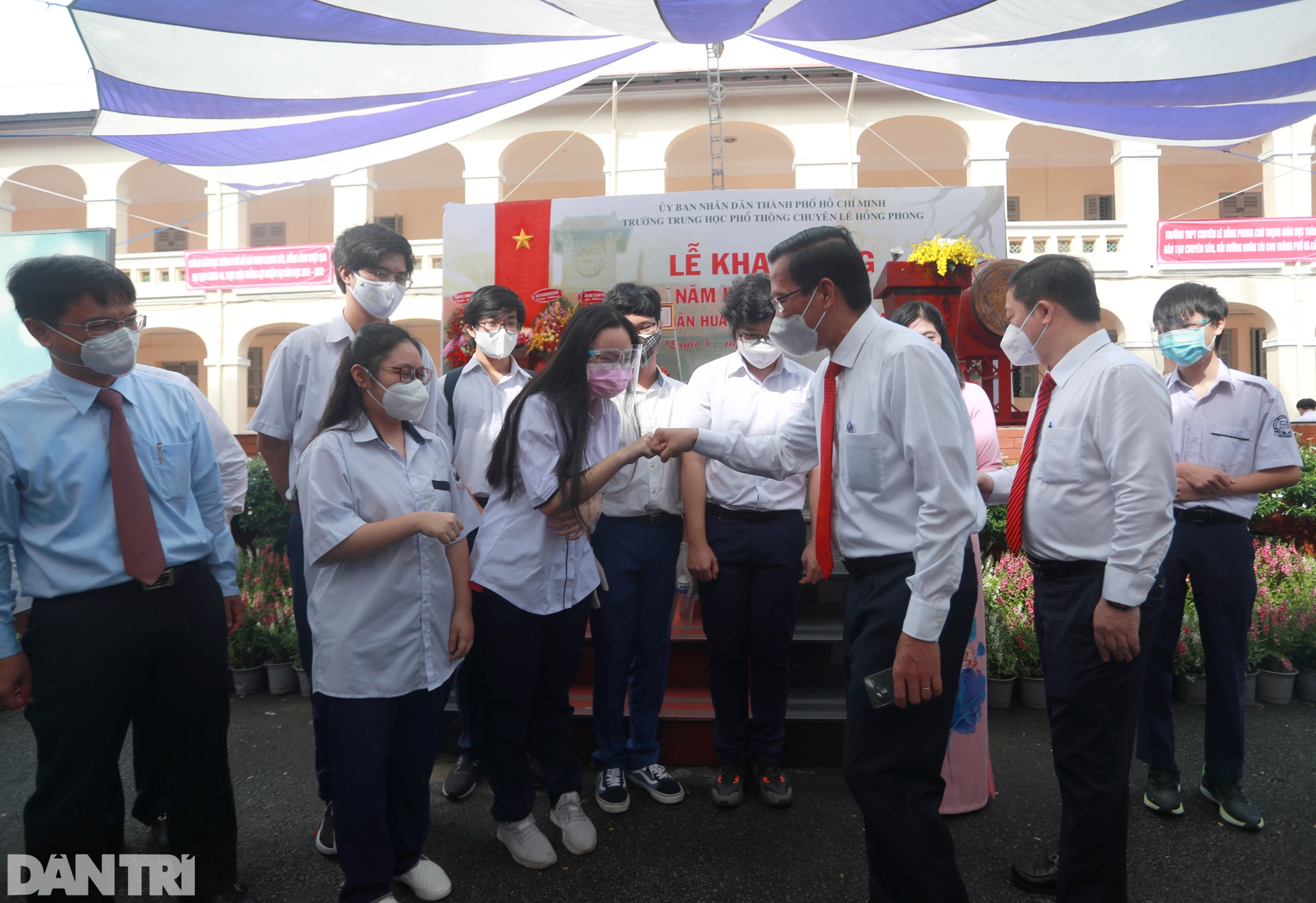 Lãnh đạo, thầy trò ở TPHCM mặc niệm nạn nhân Covid-19 tại Lễ khai giảng - 11 Lãnh đạo, thầy trò ở TPHCM mặc niệm nạn nhân Covid-19 tại Lễ khai giảng - 11