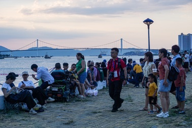 Đi trước 5 tiếng đồng hồ để "xí" chỗ đẹp xem pháo hoa ở Đà Nẵng