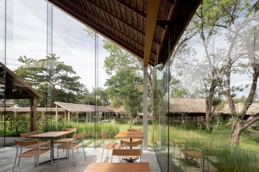 Quán cà phê giữa ngọn đồi xanh mướt, thiết kế tiết kiệm điện năng