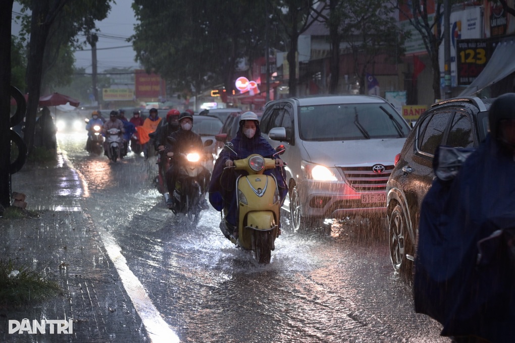 Người dân TPHCM chật vật di chuyển trong cơn mưa lớn vào sáng sớm - 2