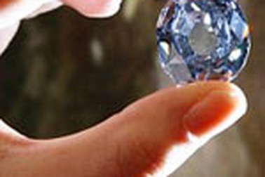 Viên kim cương xanh nổi tiếng lập kỷ lục về giá bán