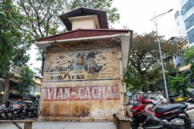 Hà Nội tạm thời che chắn bức tường quảng cáo tiếng Pháp chờ thẩm định