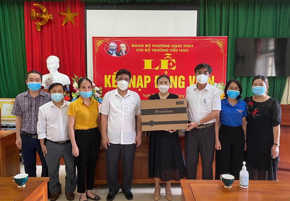 Phụ huynh chạy đôn, chạy đáo khi nhà có đông con cùng học online - 5 Phụ huynh chạy đôn, chạy đáo khi nhà có đông con cùng học online - 5
