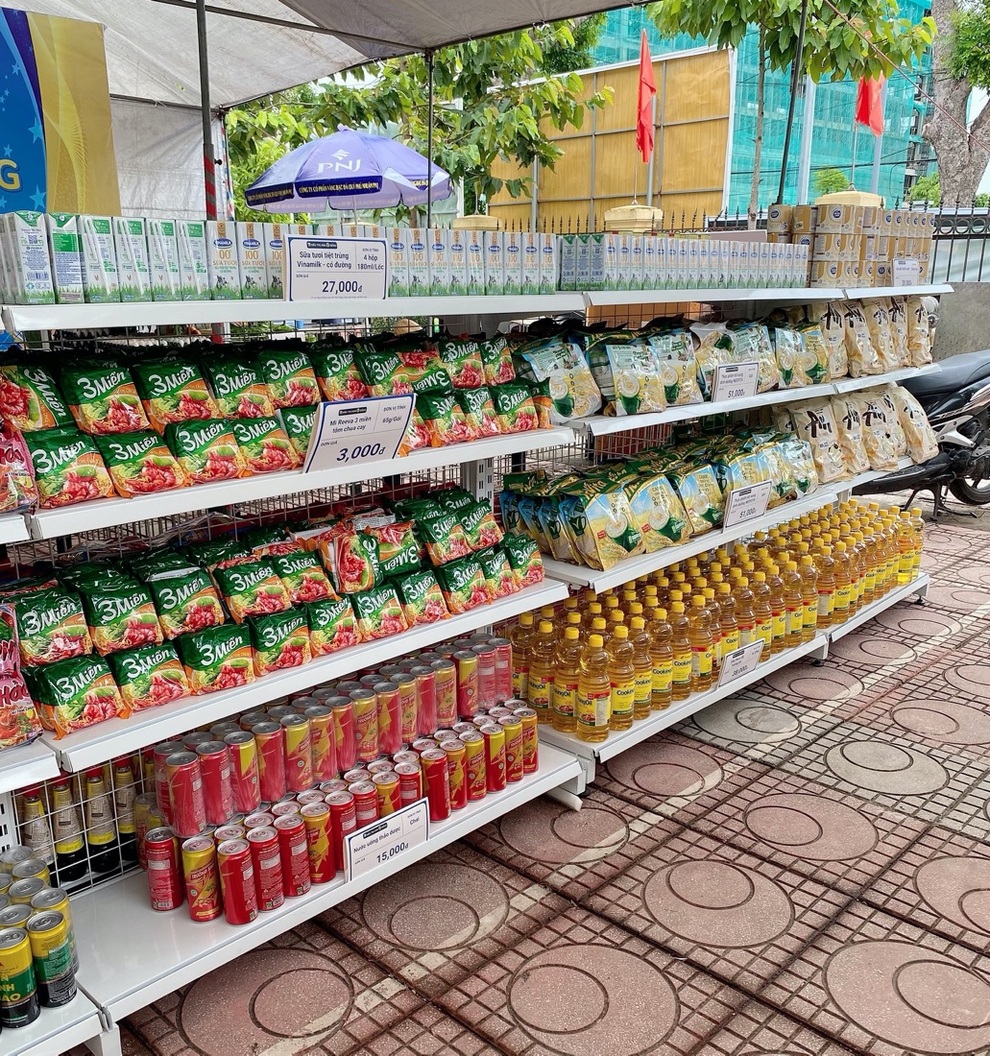 Siêu thị mini 0 đồng chia sẻ cùng người dân khó khăn trong mùa dịch - 2 Siêu thị mini 0 đồng chia sẻ cùng người dân khó khăn trong mùa dịch - 2