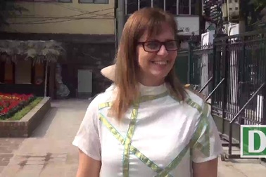 Đại sứ Israel tại Việt Nam Meirav Eilon Shahar đã tới phố ông đồ tại Văn Miếu - Quốc Tử Giám để xin chữ lấy may nhân dịp Tết đến, Xuân về.