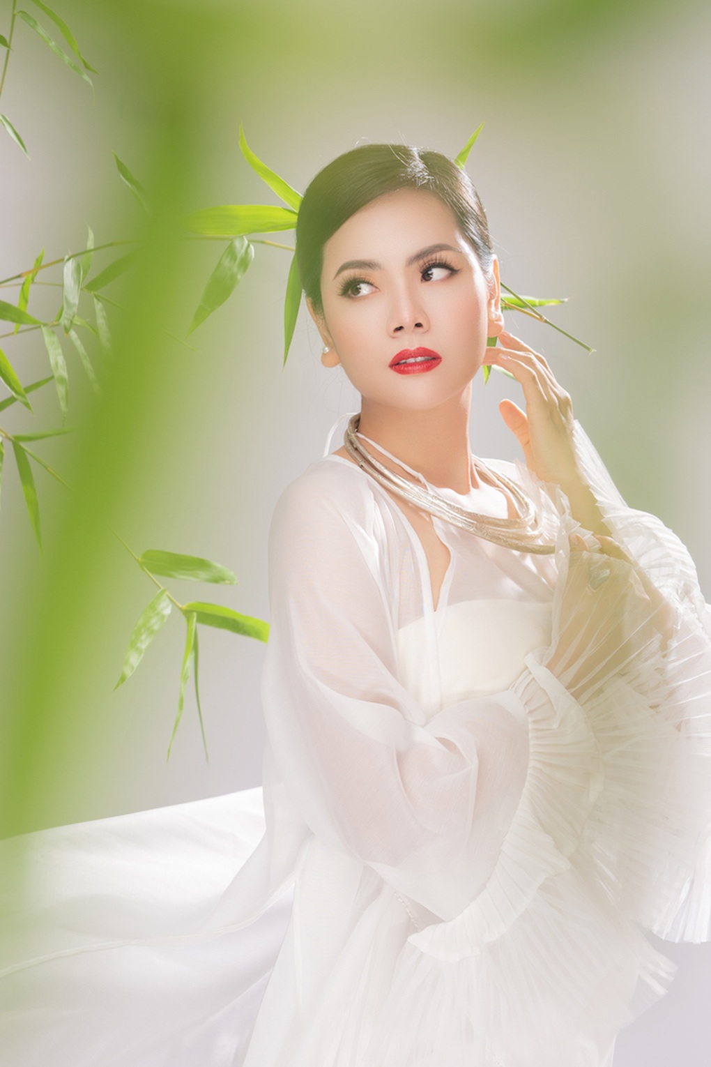 NSƯT Việt Hoàn khen ngợi nhan sắc của Lương Nguyệt Anh - 3 NSƯT Việt Hoàn khen ngợi nhan sắc của Lương Nguyệt Anh - 3