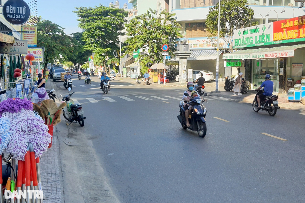 Người phụ nữ bị giật túi xách giữa ban ngày ở TPHCM - 2 Người phụ nữ bị giật túi xách giữa ban ngày ở TPHCM - 2