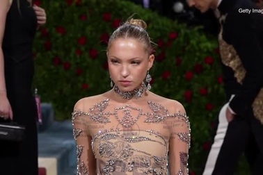 Người mẫu Lila Moss đeo máy đo đường huyết lên thảm đỏ Met Gala 2022