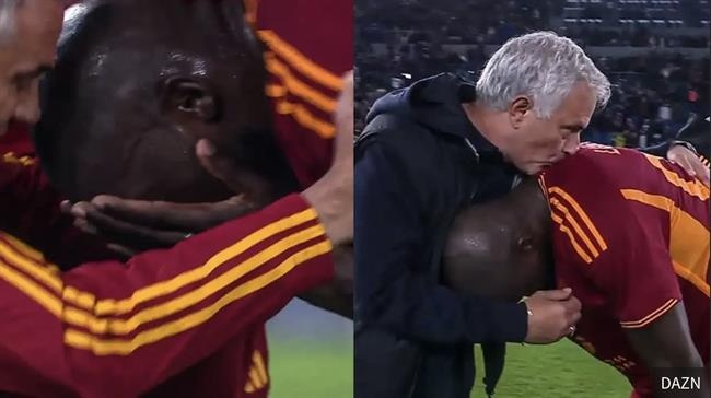 Lukaku bật khóc trong vòng tay HLV Mourinho sau bàn thắng vỡ òa cảm xúc - 2