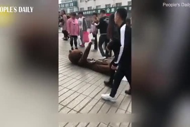 “Đỉnh cao” của phát tờ rơi khiến người qua đường không thể từ chối