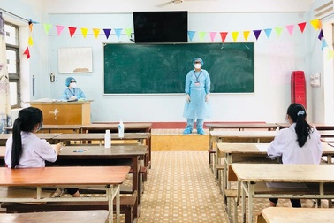 Thí sinh là F2, cán bộ coi thi mặc đồ bảo hộ kín mít