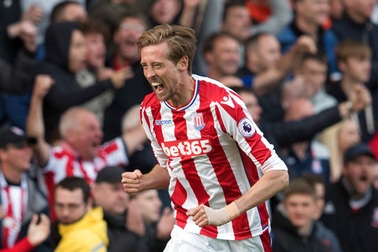 Xem lại bàn thắng ghi bằng tay của Peter Crouch vào lưới Arsenal
