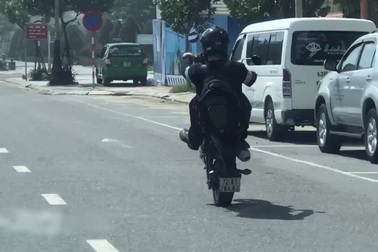 Truy tìm thanh niên "bốc đầu" xe máy trên đường phố Đà Nẵng