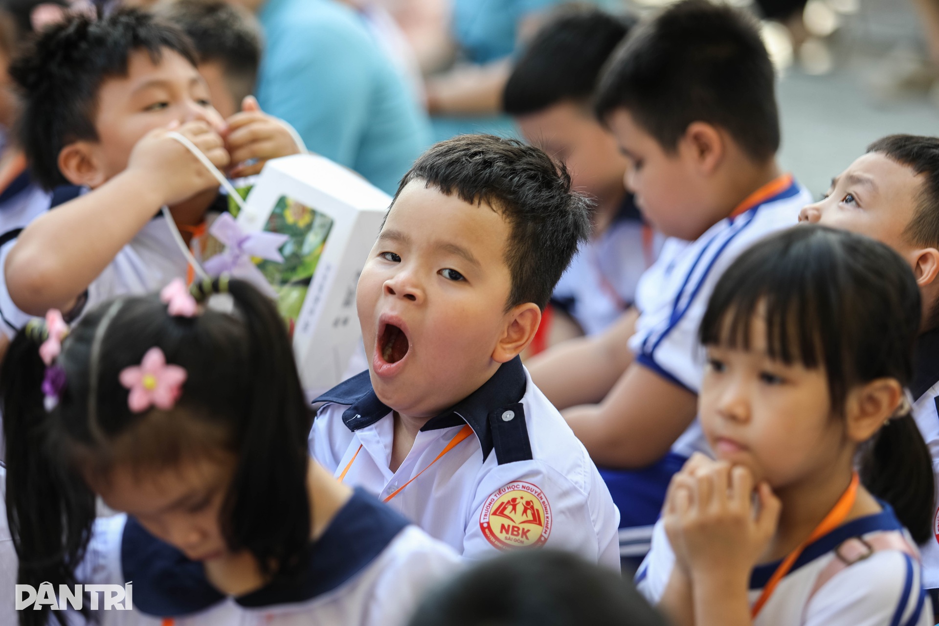 Muôn vàn cảm xúc của học sinh lớp 1 TPHCM trong ngày đầu đến trường - 9 Muôn vàn cảm xúc của học sinh lớp 1 TPHCM trong ngày đầu đến trường - 9