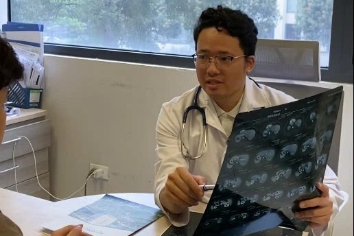 Sự thật đau lòng về bức ảnh cô gái khóc nghẹn ở hành lang bệnh viện - 2