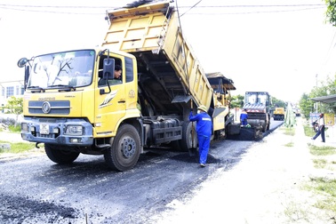 Hà Tĩnh: Dân bức xúc phản ánh nhà thầu rải thảm nhựa trên rơm rạ