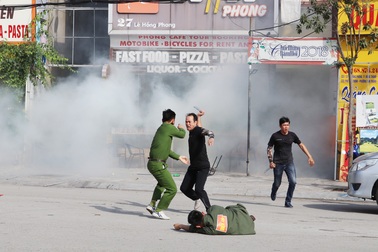 Công an nổ súng bắt giữ nhóm côn đồ đòi nợ trong tình huống giả định