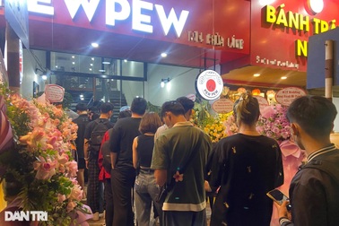 Hà Nội: Nhiều bạn trẻ không ngại xếp hàng, chờ 2 tiếng ăn bánh mì PewPew
