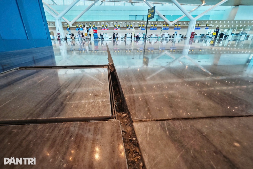 Đá lát sàn ga T3 Tân Sơn Nhất lộ khe hở, hành khách bị kẹt gót giày - 1