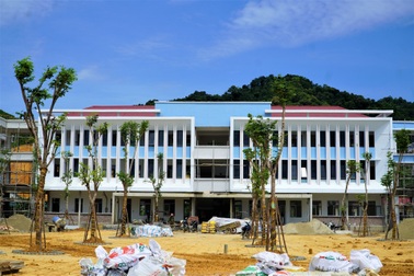 Gần 200 công nhân “chạy đua” hoàn thiện trường nội trú 140 tỷ đồng