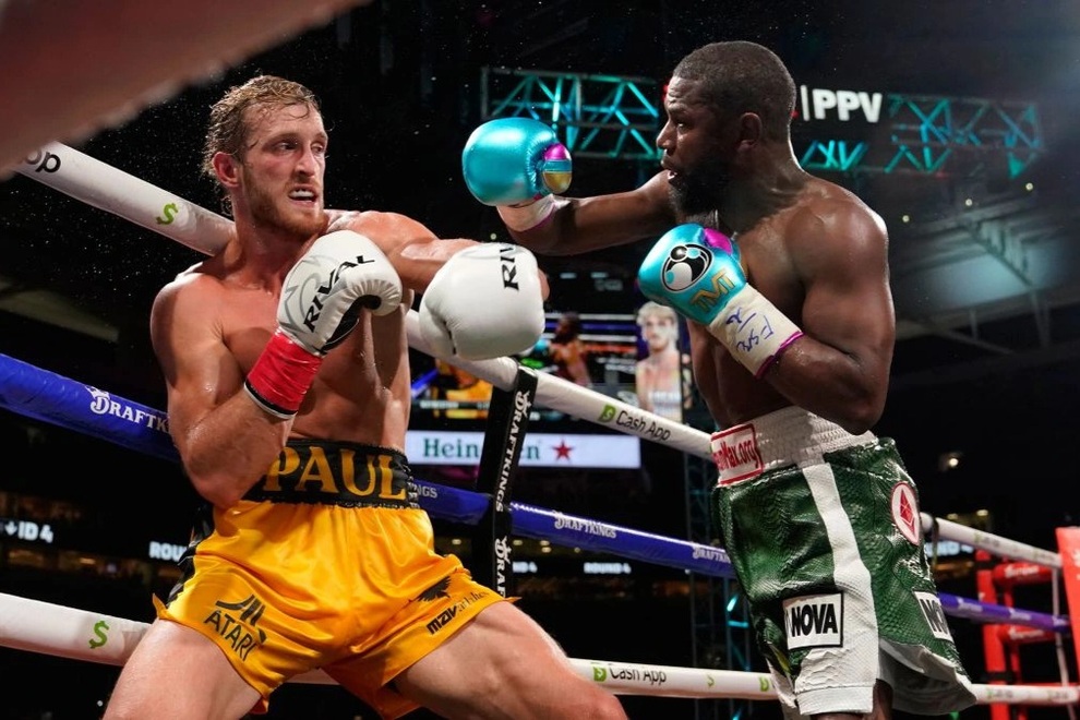 Mayweather trả giá vì diễn kịch kiếm 100 triệu USD - 1