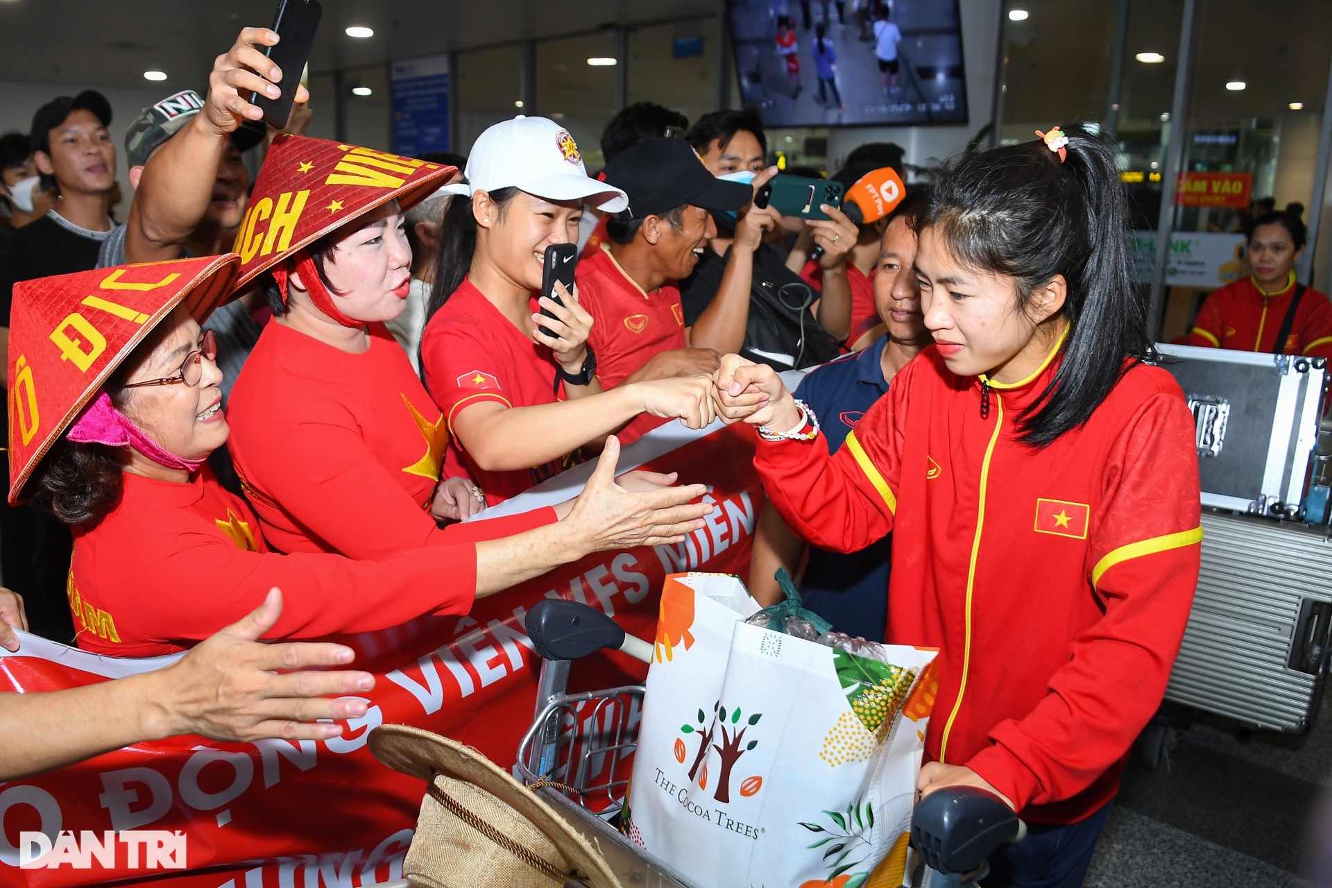 Tuyển nữ Việt Nam rạng rỡ ngày về nước, HLV Mai Đức Chung nhận quà đặc biệt - 11