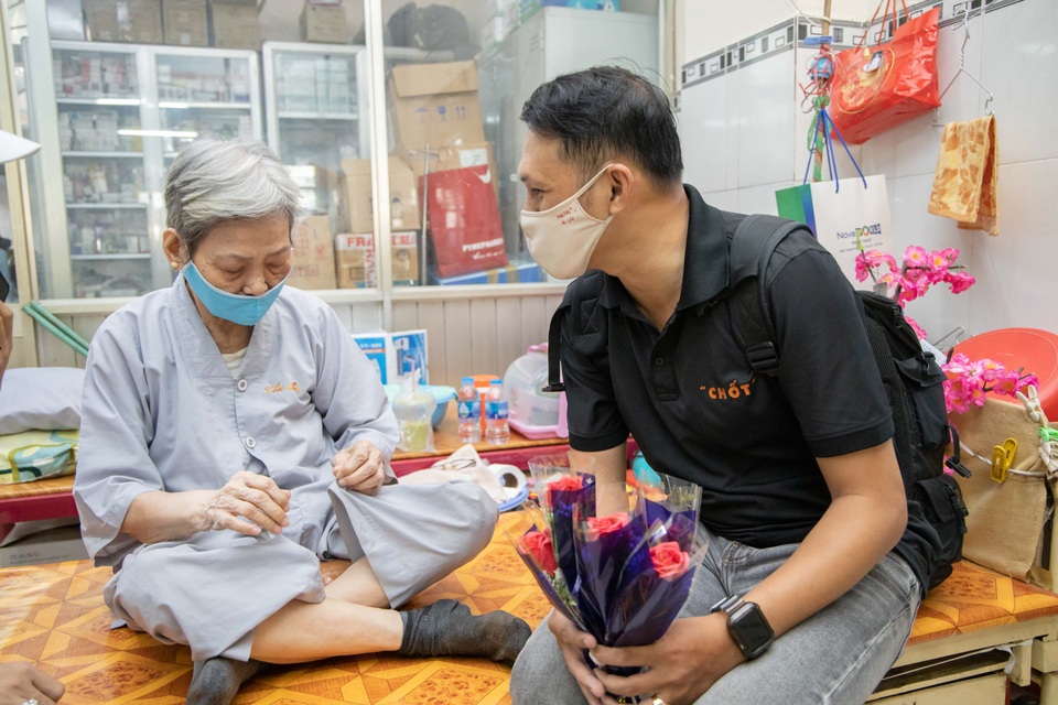 Chàng nhiếp ảnh gia tặng 100 đóa hồng đến các cụ bà neo đơn nhân 8/3 - 2 Chàng nhiếp ảnh gia tặng 100 đóa hồng đến các cụ bà neo đơn nhân 8/3 - 2
