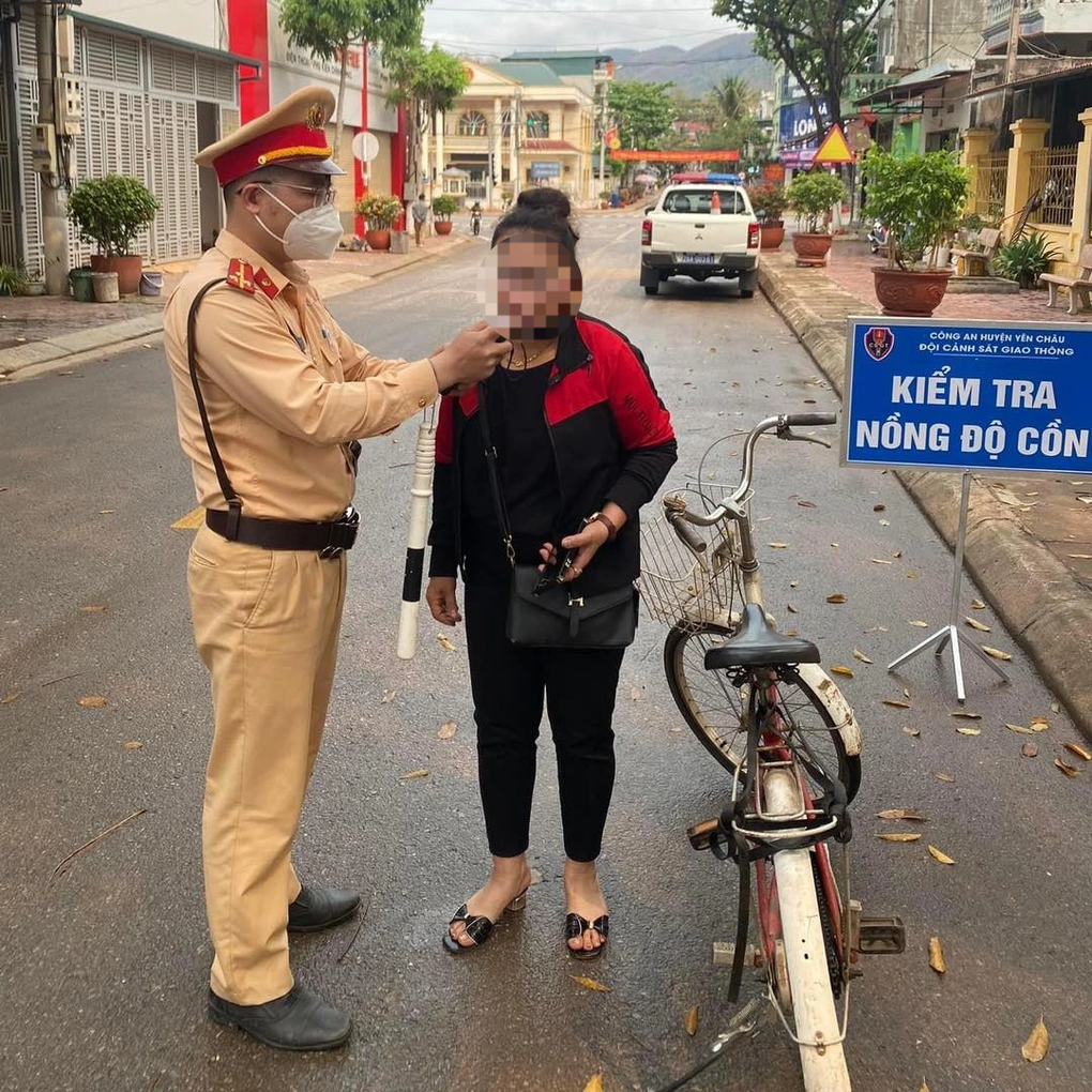 Cảnh sát giao thông xử phạt người phụ nữ đi xe đạp vi phạm nồng độ cồn - 1 Cảnh sát giao thông xử phạt người phụ nữ đi xe đạp vi phạm nồng độ cồn - 1