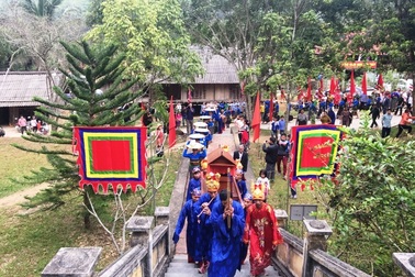 Hàng nghìn người tham gia lễ rước hòn đá “vía”