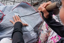 Kiếm tiền từ áo mưa rách, nghề "lạ hoắc lạ huơ", một năm làm nửa mùa