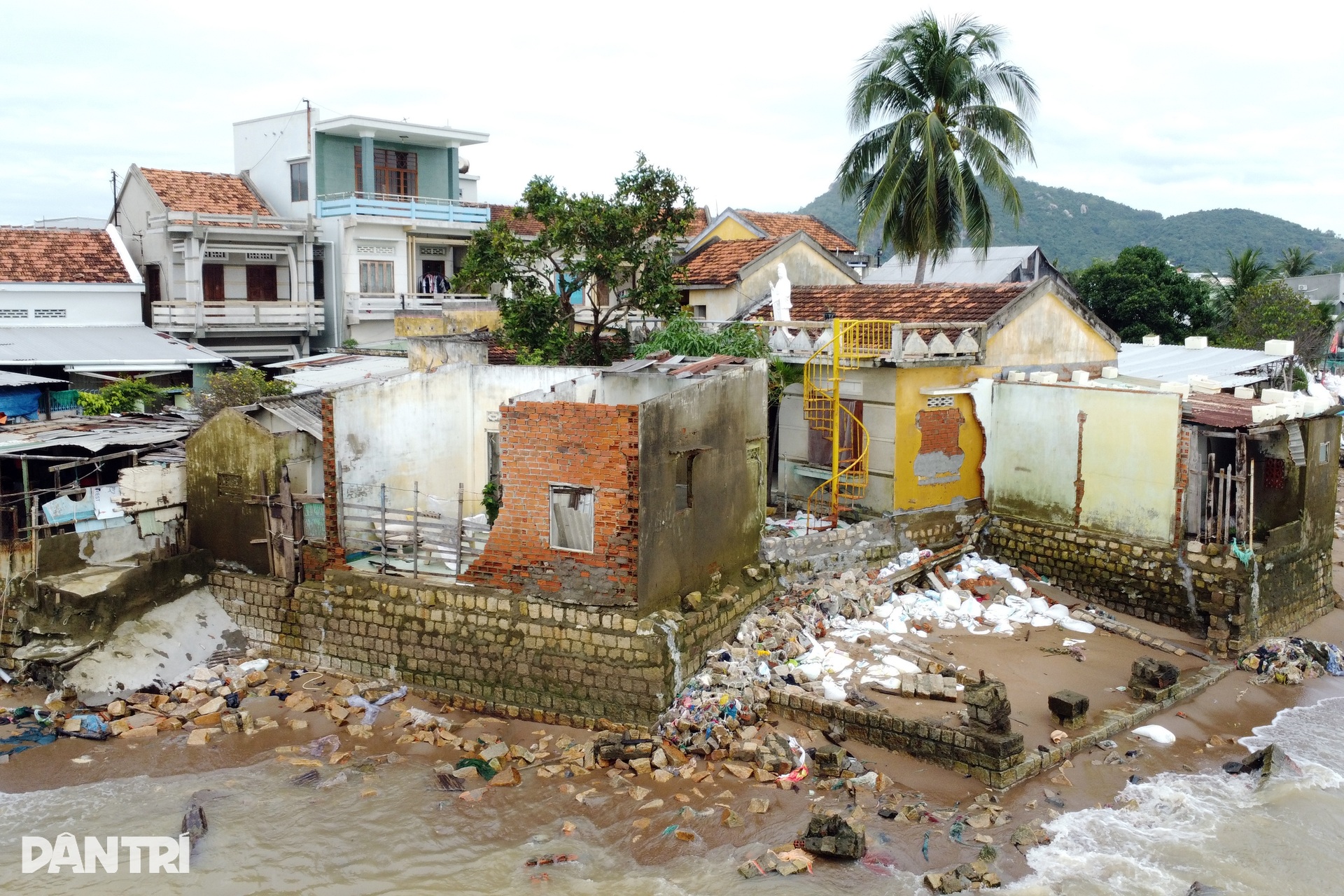 Người dân bên cồn khổ sở vì mỗi năm hàng chục triệu đồng đổ xuống sông - 7 Người dân bên cồn khổ sở vì mỗi năm hàng chục triệu đồng đổ xuống sông - 7